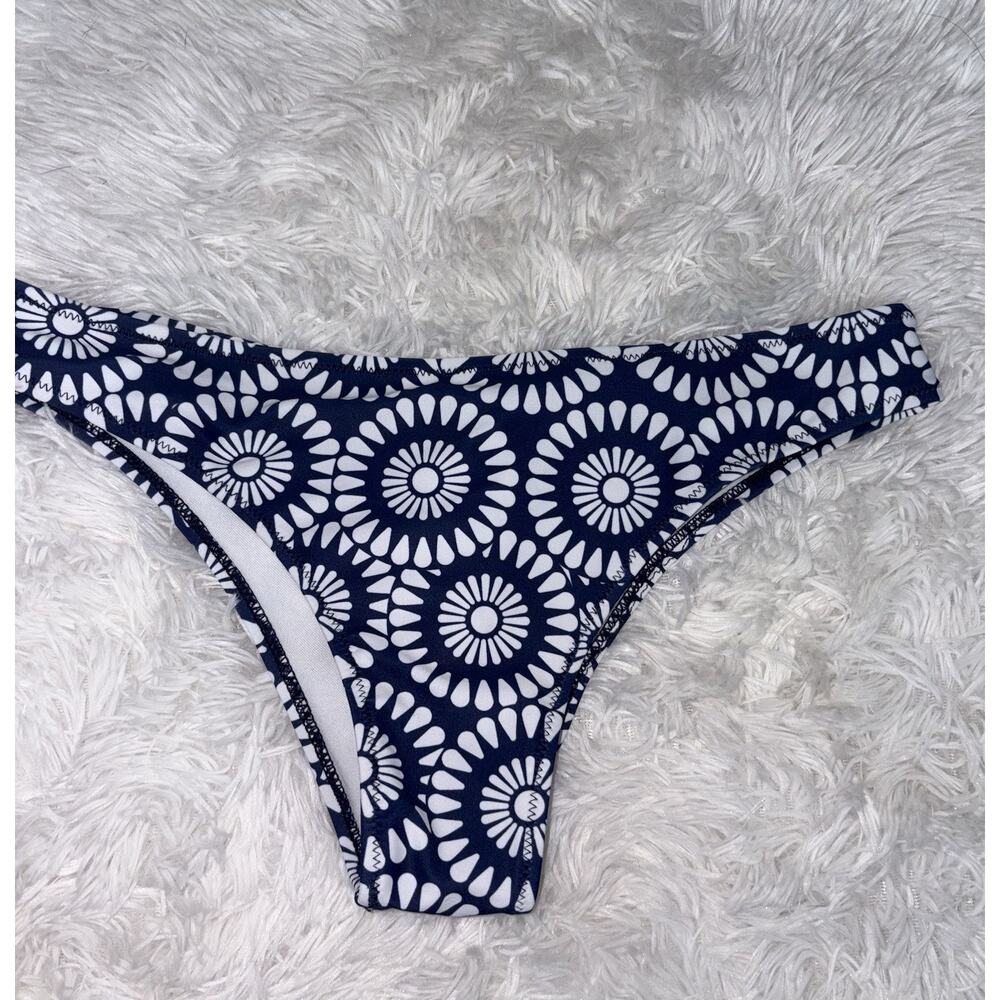 Women’s L Blue And White Design Bikini Bottoms. Pretty. Grt Shape